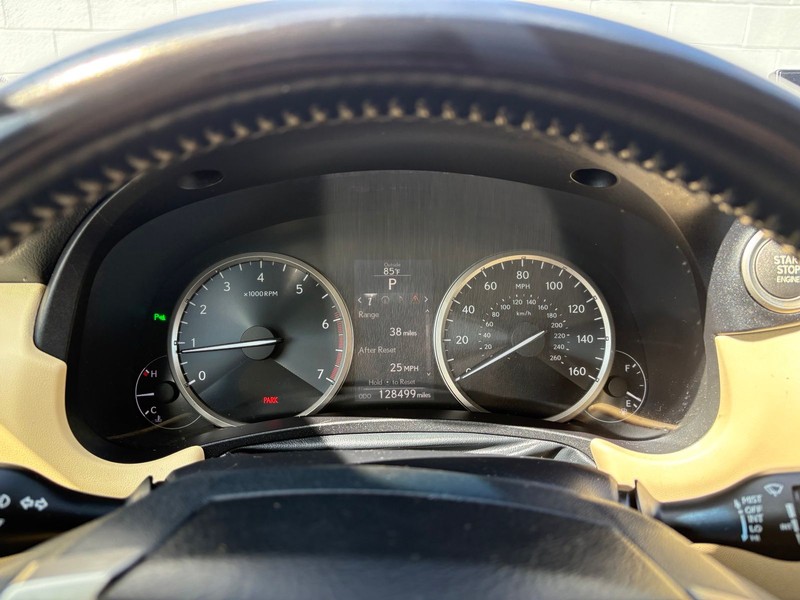 Lexus NX 200t Vehicle Full-screen Gallery Image 23