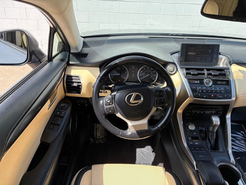 Lexus NX 200t Vehicle Full-screen Gallery Image 24