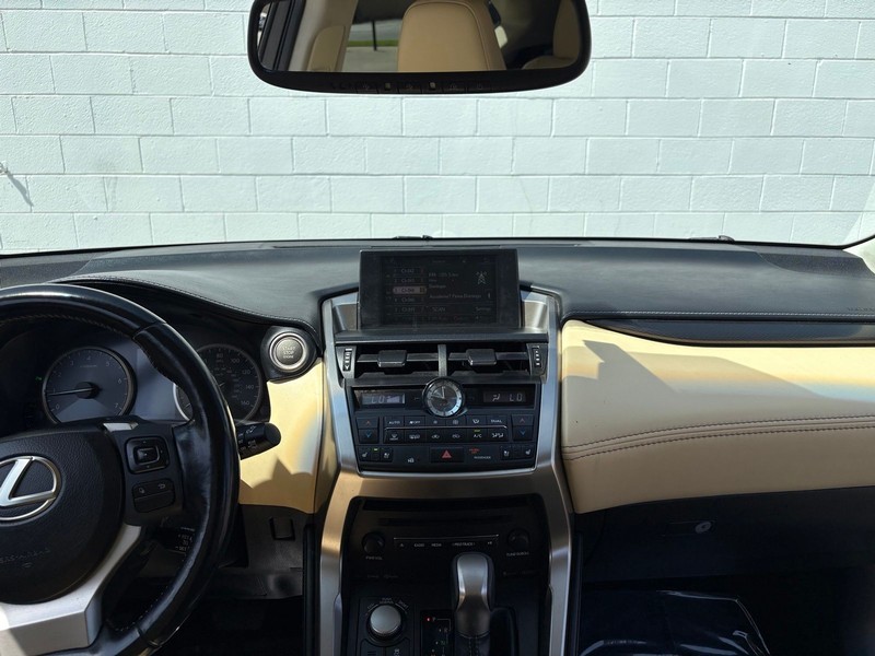 Lexus NX 200t Vehicle Full-screen Gallery Image 27