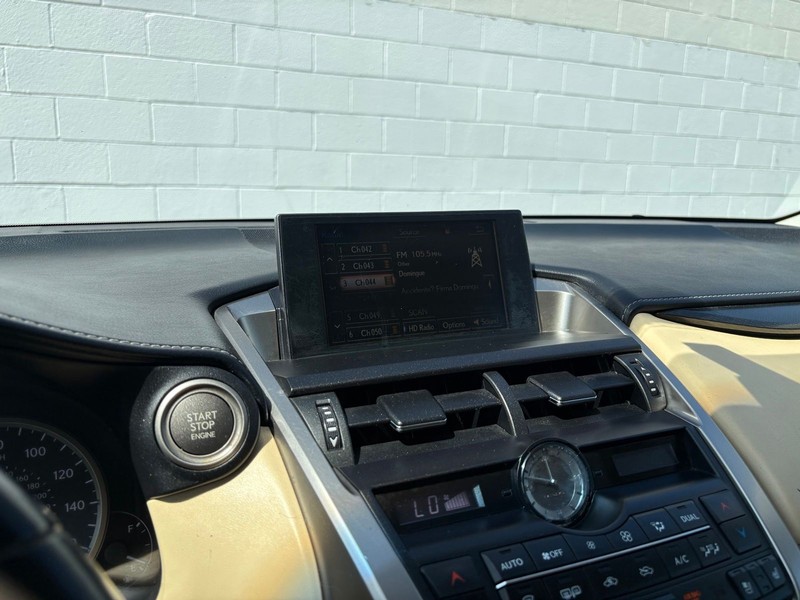 Lexus NX 200t Vehicle Full-screen Gallery Image 28