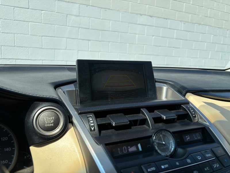 Lexus NX 200t Vehicle Full-screen Gallery Image 29