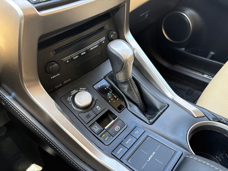 Lexus NX 200t Vehicle Full-screen Gallery Image 30