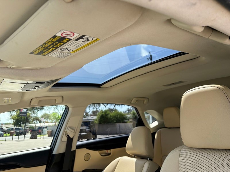 Lexus NX 200t Vehicle Full-screen Gallery Image 32