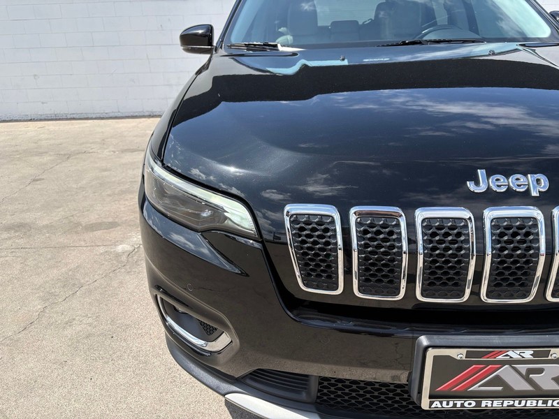 Jeep Cherokee Vehicle Full-screen Gallery Image 03