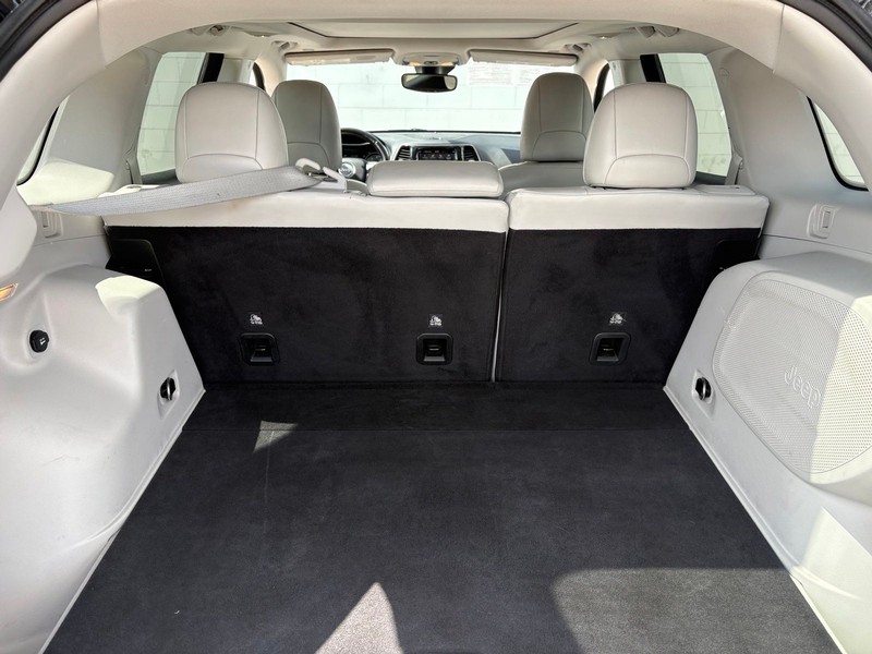Jeep Cherokee Vehicle Full-screen Gallery Image 08