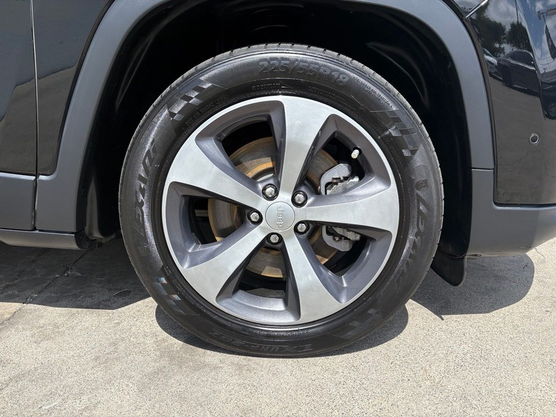 Jeep Cherokee Vehicle Full-screen Gallery Image 12