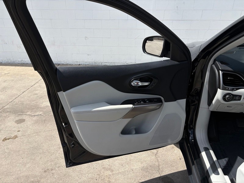 Jeep Cherokee Vehicle Full-screen Gallery Image 14