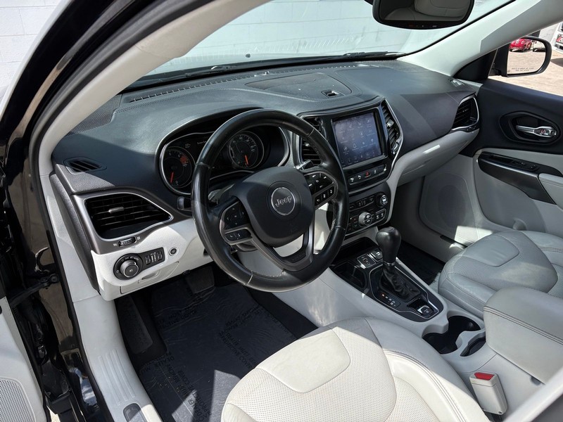 Jeep Cherokee Vehicle Full-screen Gallery Image 15