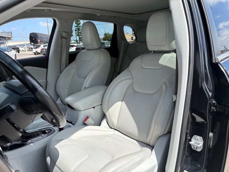 Jeep Cherokee Vehicle Full-screen Gallery Image 16