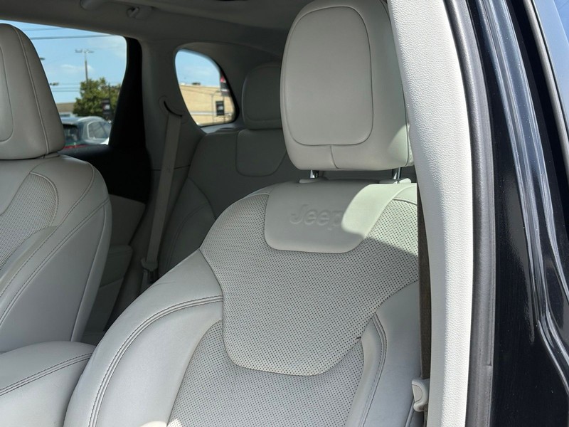 Jeep Cherokee Vehicle Full-screen Gallery Image 17