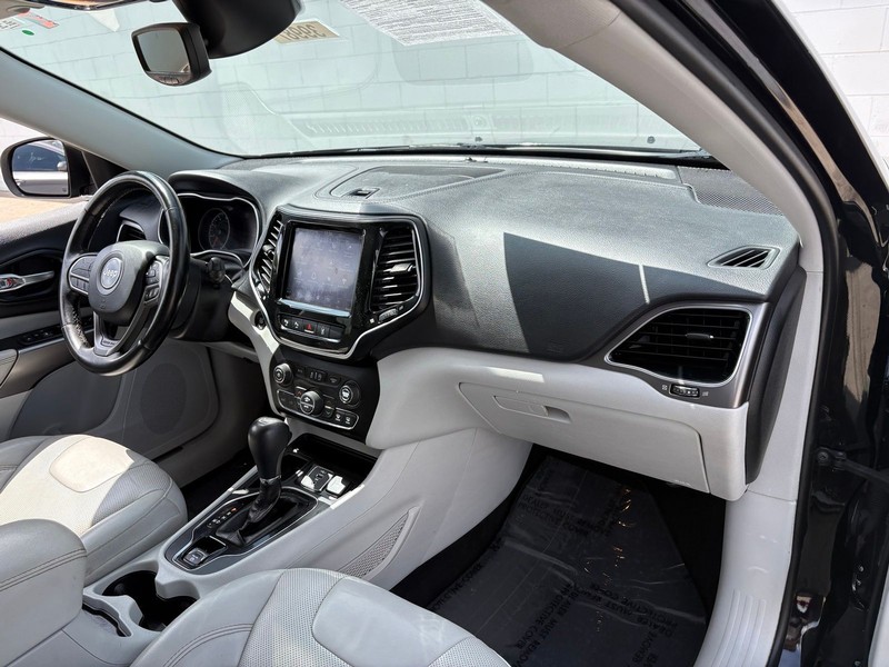 Jeep Cherokee Vehicle Full-screen Gallery Image 18