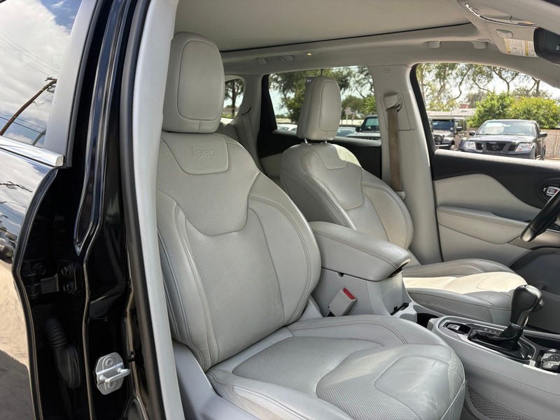 Jeep Cherokee Vehicle Full-screen Gallery Image 19