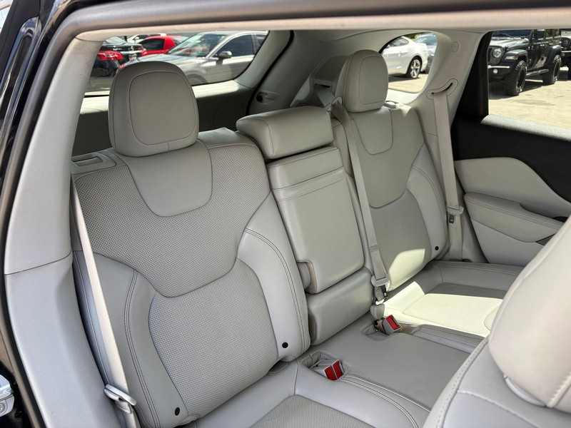 Jeep Cherokee Vehicle Full-screen Gallery Image 20