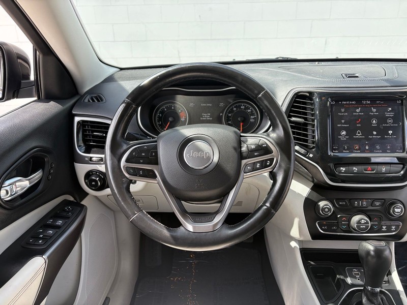 Jeep Cherokee Vehicle Full-screen Gallery Image 23