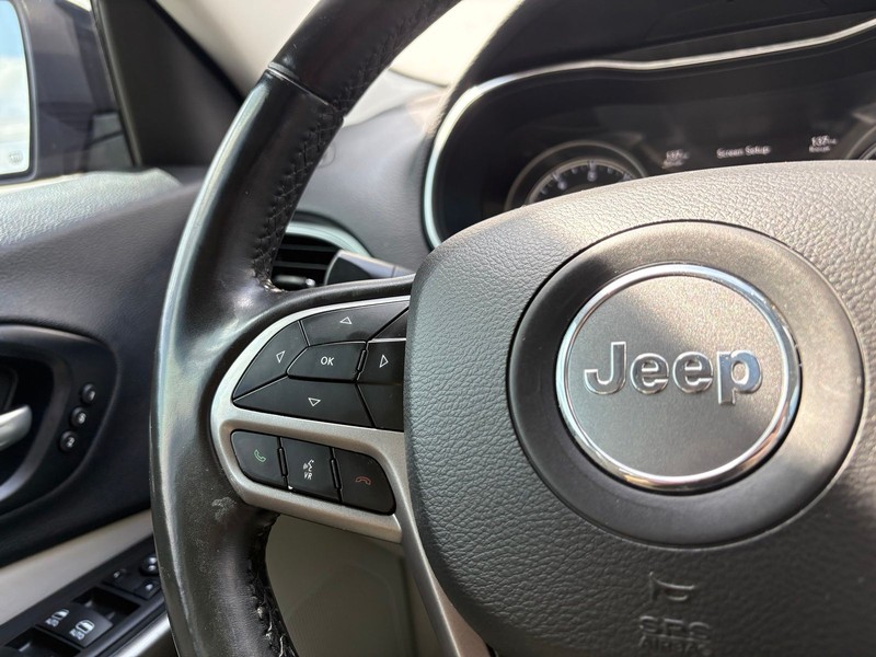 Jeep Cherokee Vehicle Full-screen Gallery Image 24