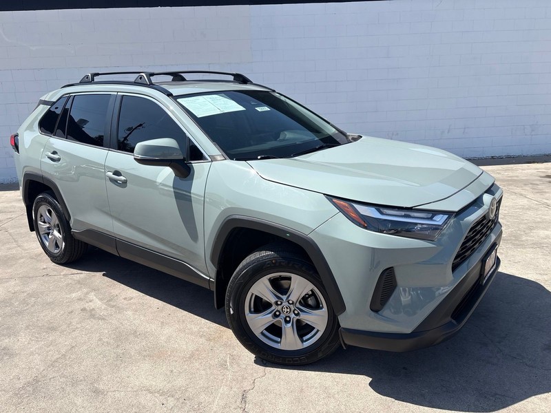 Toyota RAV4 Vehicle Full-screen Gallery Image 01