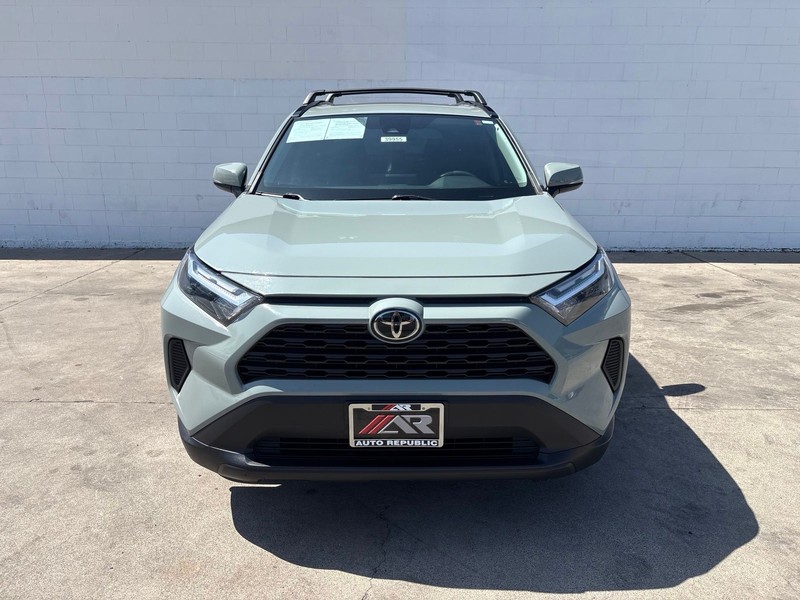 Toyota RAV4 Vehicle Full-screen Gallery Image 02