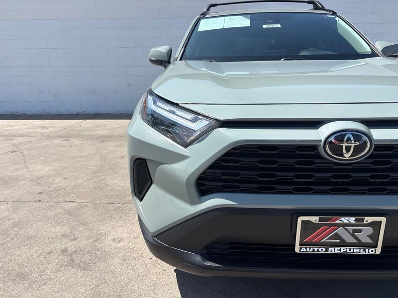 Toyota RAV4 Vehicle Full-screen Gallery Image 03