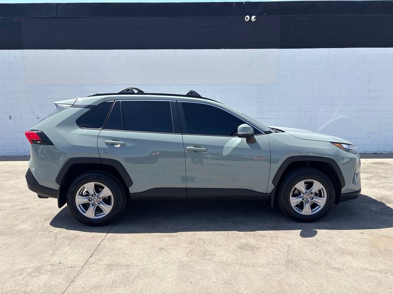 Toyota RAV4 Vehicle Full-screen Gallery Image 04