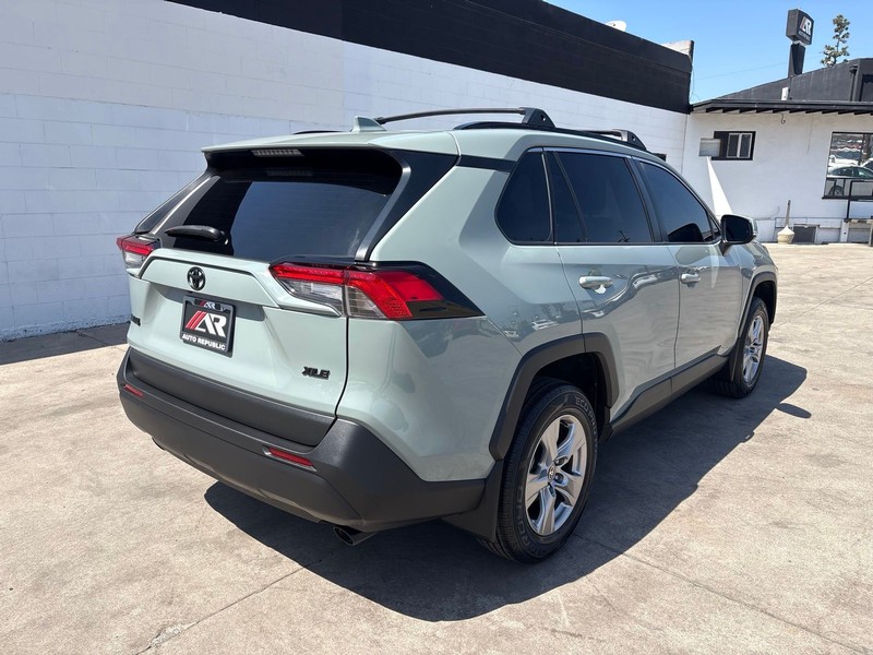 Toyota RAV4 Vehicle Full-screen Gallery Image 05