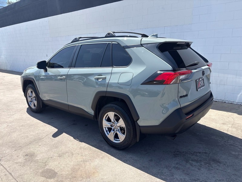 Toyota RAV4 Vehicle Full-screen Gallery Image 09