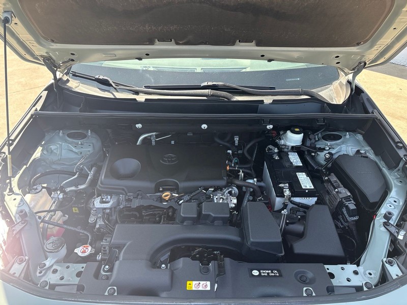 Toyota RAV4 Vehicle Full-screen Gallery Image 12