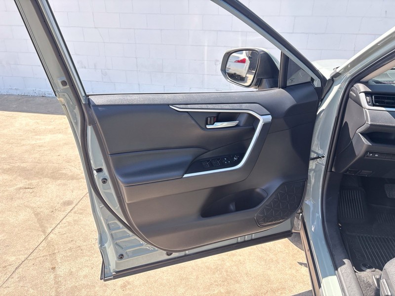 Toyota RAV4 Vehicle Full-screen Gallery Image 14