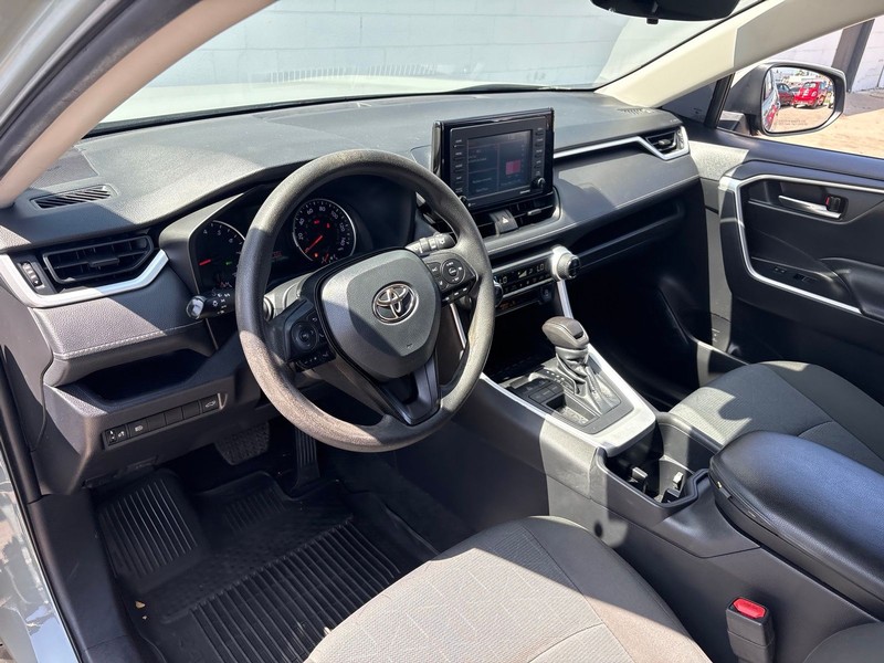 Toyota RAV4 Vehicle Full-screen Gallery Image 15