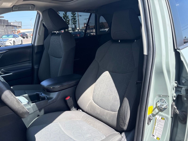 Toyota RAV4 Vehicle Full-screen Gallery Image 16