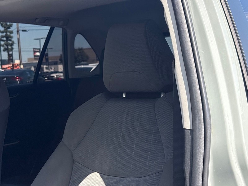 Toyota RAV4 Vehicle Full-screen Gallery Image 17