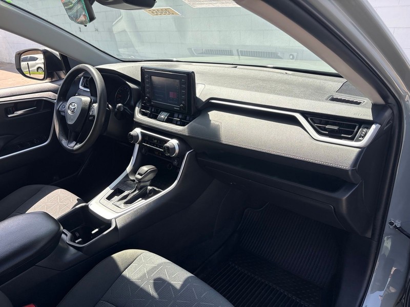 Toyota RAV4 Vehicle Full-screen Gallery Image 18