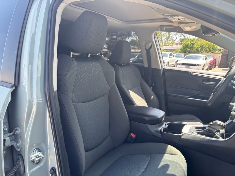 Toyota RAV4 Vehicle Full-screen Gallery Image 19