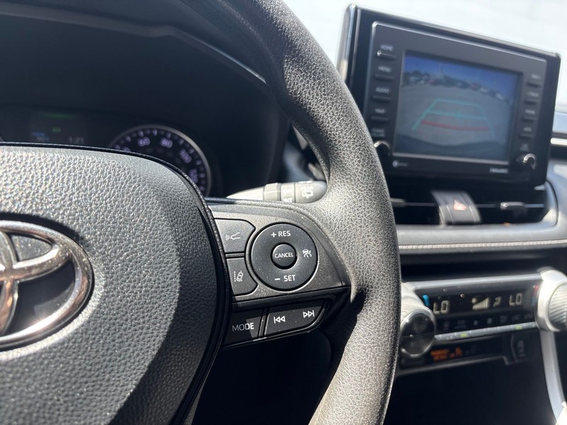 Toyota RAV4 Vehicle Full-screen Gallery Image 25