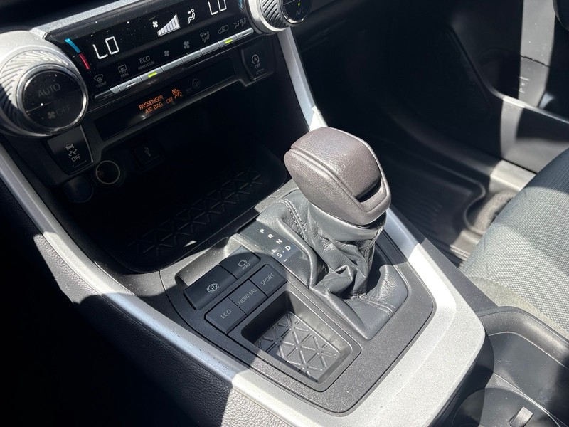 Toyota RAV4 Vehicle Full-screen Gallery Image 29