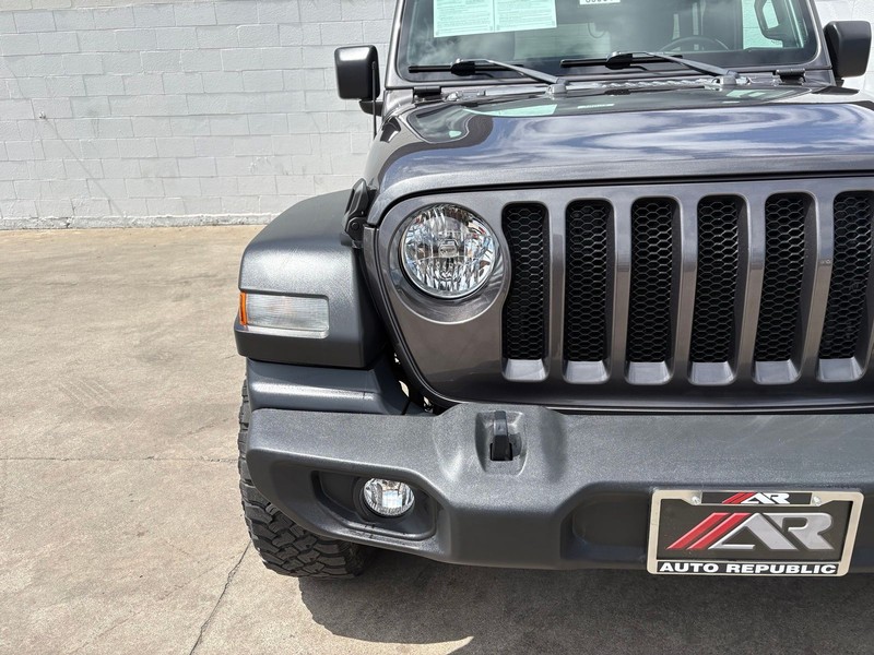 Jeep Wrangler Vehicle Full-screen Gallery Image 03