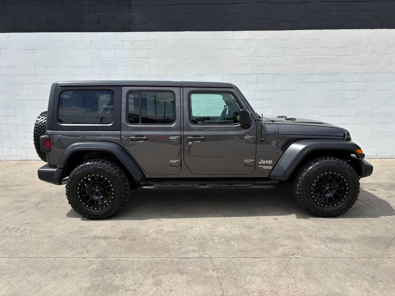 Jeep Wrangler Vehicle Full-screen Gallery Image 04