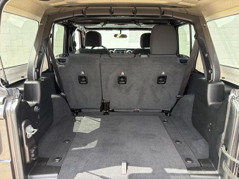 Jeep Wrangler Vehicle Full-screen Gallery Image 08