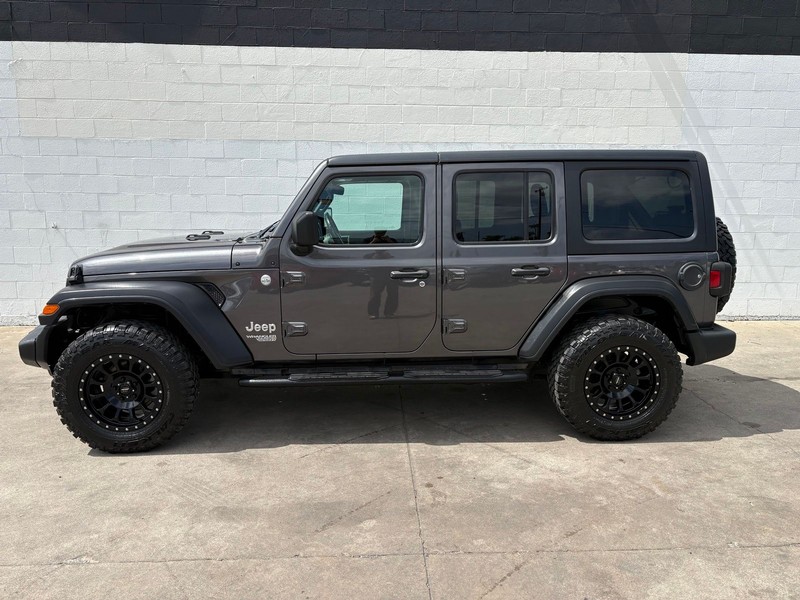 Jeep Wrangler Vehicle Full-screen Gallery Image 10