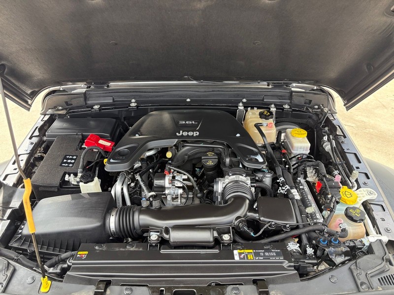 Jeep Wrangler Vehicle Full-screen Gallery Image 12