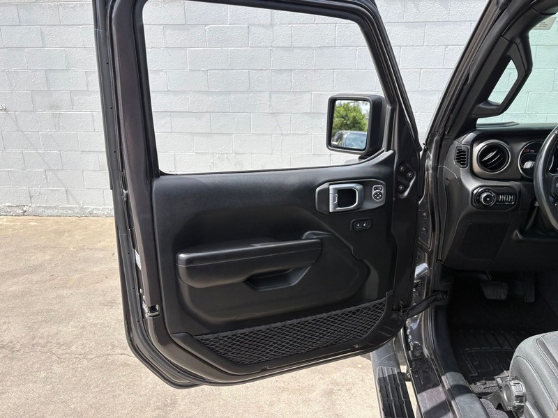 Jeep Wrangler Vehicle Full-screen Gallery Image 14
