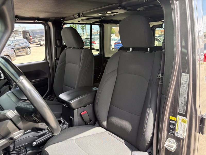 Jeep Wrangler Vehicle Full-screen Gallery Image 16