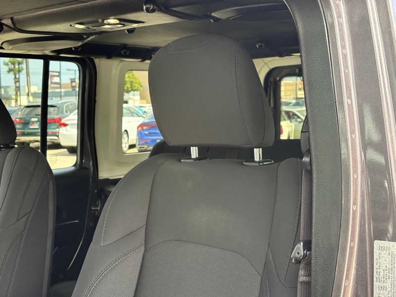 Jeep Wrangler Vehicle Full-screen Gallery Image 17