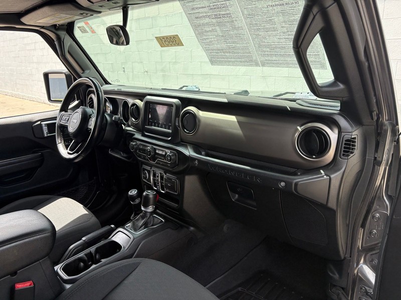 Jeep Wrangler Vehicle Full-screen Gallery Image 18
