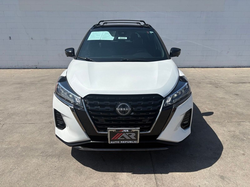 Nissan Kicks Vehicle Full-screen Gallery Image 02