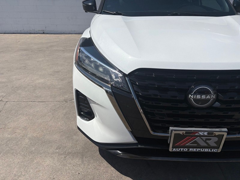 Nissan Kicks Vehicle Full-screen Gallery Image 03