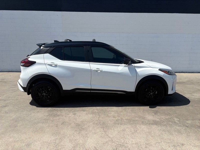 Nissan Kicks Vehicle Full-screen Gallery Image 04