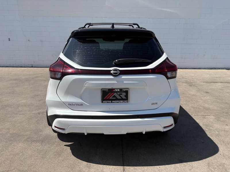 Nissan Kicks Vehicle Full-screen Gallery Image 06