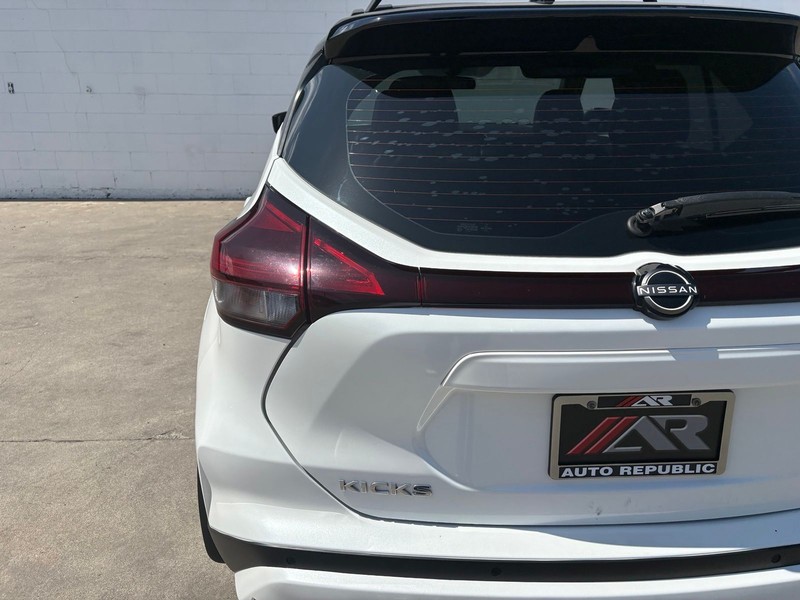 Nissan Kicks Vehicle Full-screen Gallery Image 07