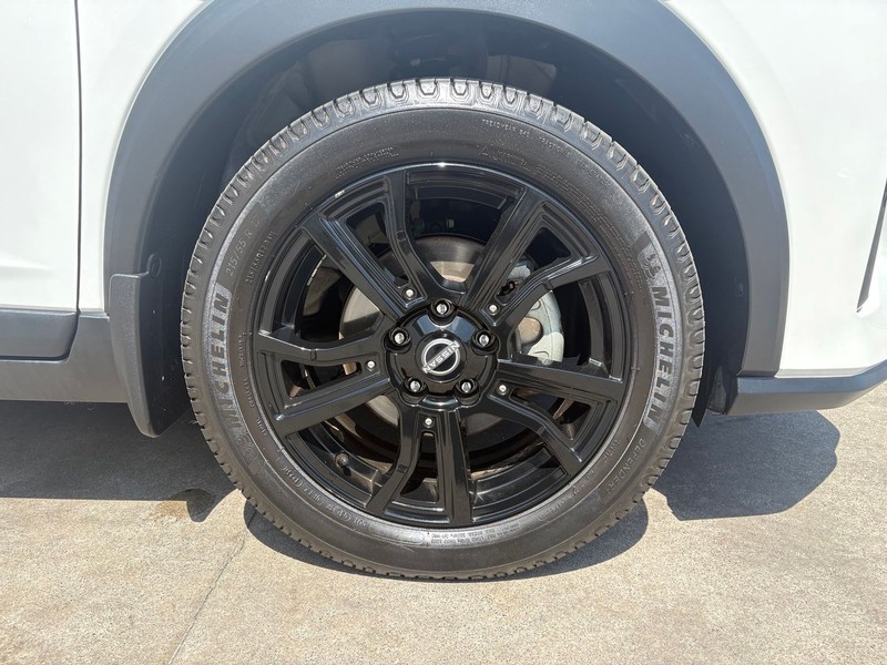 Nissan Kicks Vehicle Full-screen Gallery Image 13