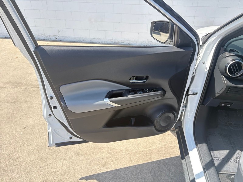 Nissan Kicks Vehicle Full-screen Gallery Image 14